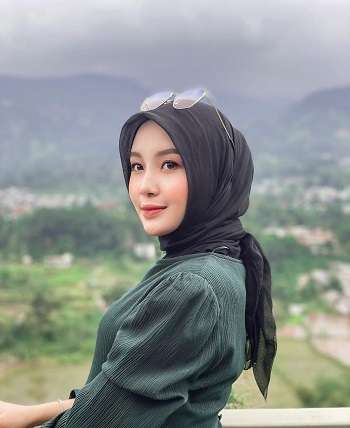 9 Foto Cantik Thisia, Dinikahi Anggota DPRD 27 Tahun Lebih Tua