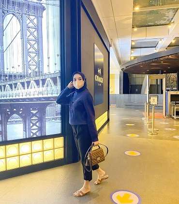 9 Foto Cantik Thisia, Dinikahi Anggota DPRD 27 Tahun Lebih Tua