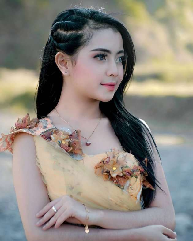 9 Potret Pedangdut Wawa Widi, Ternyata Calon Istri Prajurit