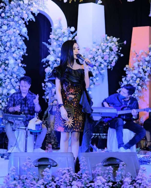 9 Potret Pedangdut Wawa Widi, Ternyata Calon Istri Prajurit