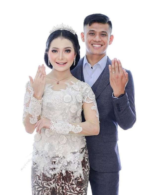 9 Potret Pedangdut Wawa Widi, Ternyata Calon Istri Prajurit