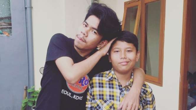 8 Potret Rizky Delta, Anak Kiwil yang Jadi Driver Ojol