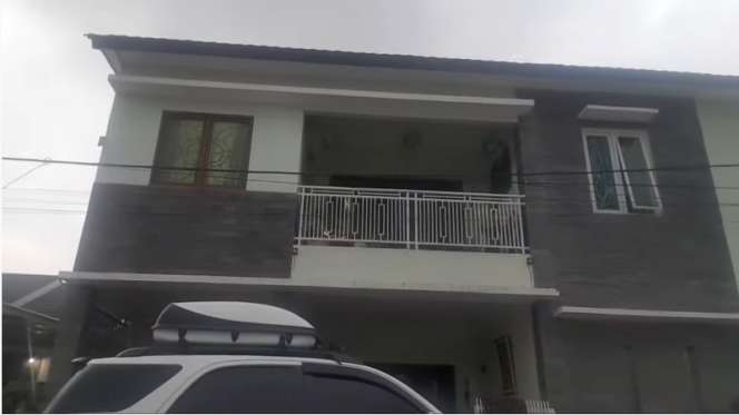 Kini Sukses, Intip 10 Foto Mewahnya Rumah Komar Preman Pensiun