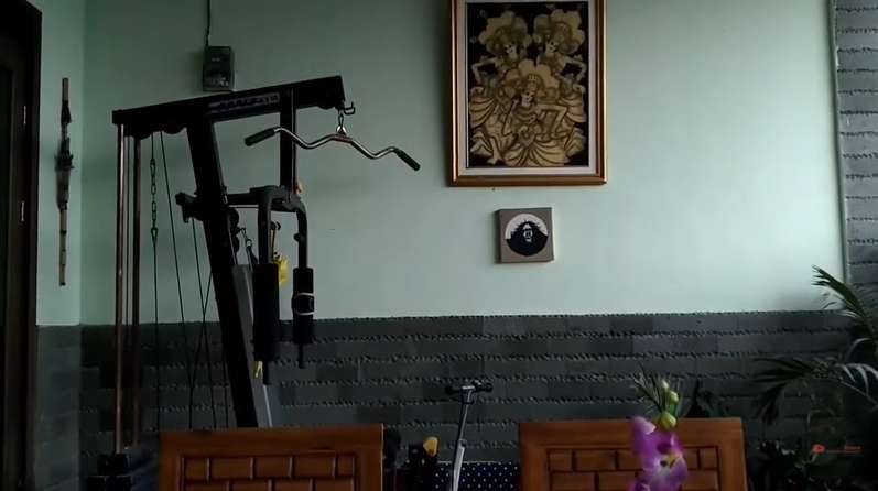 Kini Sukses, Intip 10 Foto Mewahnya Rumah Komar Preman Pensiun