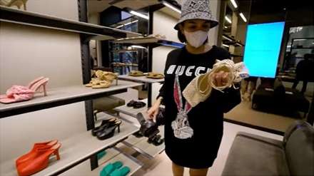 8 Momen Nikita Mirzani Belanja Sandal sampai Jutaan Rupiah