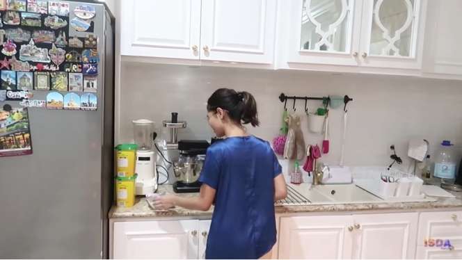 7 Potret Dapur Iis Dahlia yang Super Mewah, Bikin Ngiri!