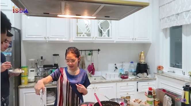 7 Potret Dapur Iis Dahlia yang Super Mewah, Bikin Ngiri!