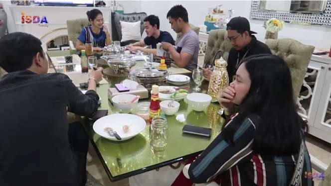 7 Potret Dapur Iis Dahlia yang Super Mewah, Bikin Ngiri!