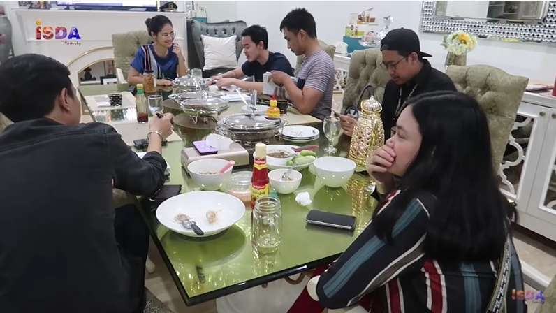7 Potret Dapur Iis Dahlia yang Super Mewah, Bikin Ngiri!