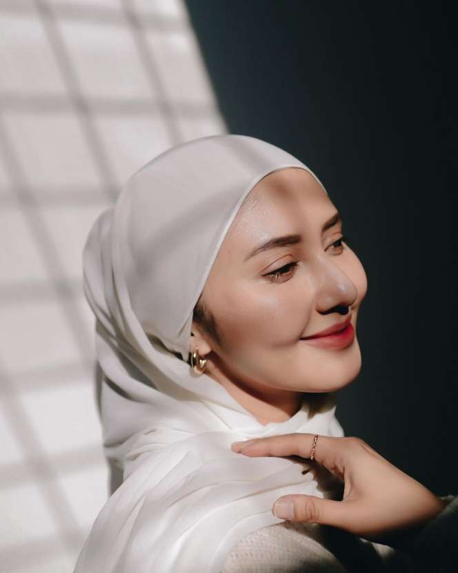 10 Foto Keseharian Mama Sofia ‘Ikatan Cinta’, Manglingi!