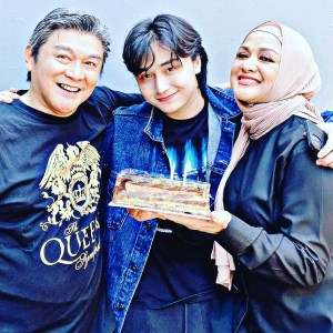 Sederet Artis Pria Pilih Jadi Mualaf, Ikut Agama Istri