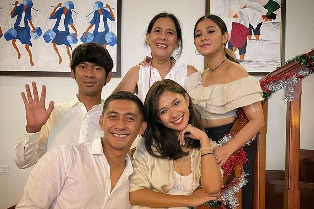 Tak Banyak yang Tahu, 5 Seleb Ini Beda Agama dengan Anaknya