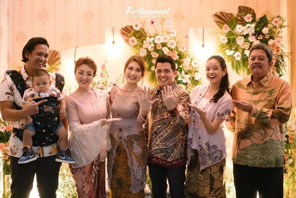 Tak Banyak yang Tahu, 5 Seleb Ini Beda Agama dengan Anaknya