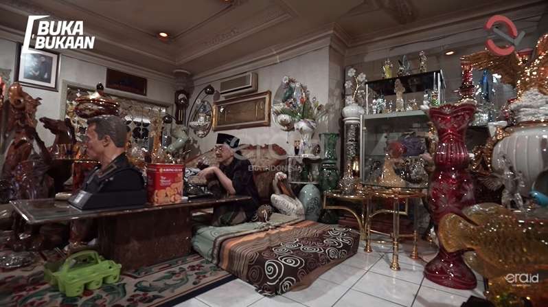 12 Foto Mewahnya Rumah Eyang Subur, Penuh Kristal Berkilauan!