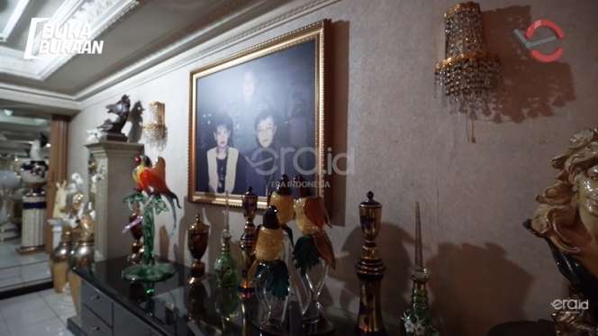 12 Foto Mewahnya Rumah Eyang Subur, Penuh Kristal Berkilauan!