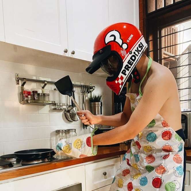9 Aksi Kocak Artis Masak Pakai Helm, Amanda Manopo Ngakak!