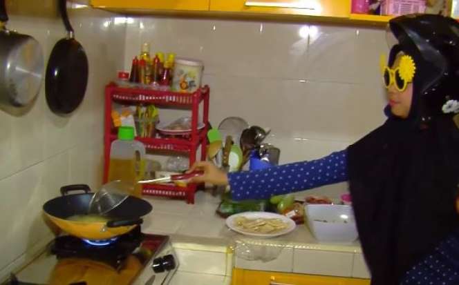 9 Aksi Kocak Artis Masak Pakai Helm, Amanda Manopo Ngakak!