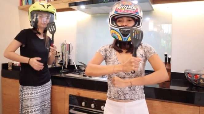 9 Aksi Kocak Artis Masak Pakai Helm, Amanda Manopo Ngakak!