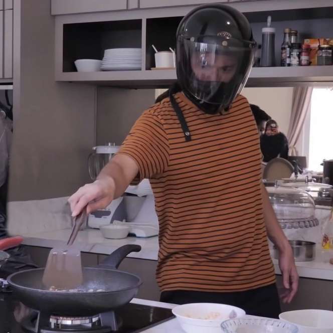 9 Aksi Kocak Artis Masak Pakai Helm, Amanda Manopo Ngakak!