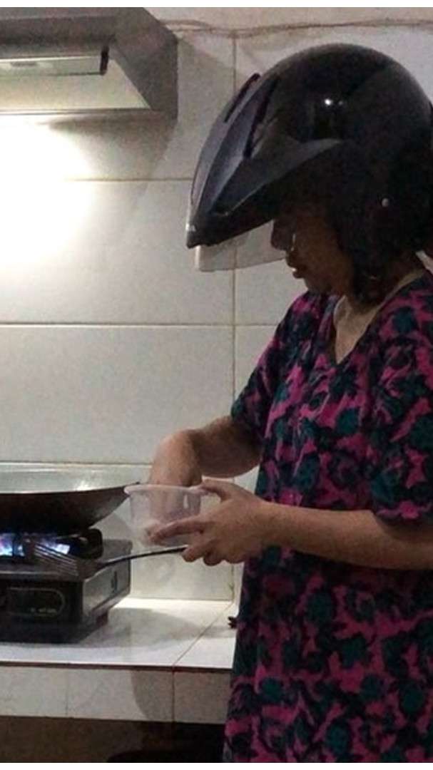 9 Aksi Kocak Artis Masak Pakai Helm, Amanda Manopo Ngakak!