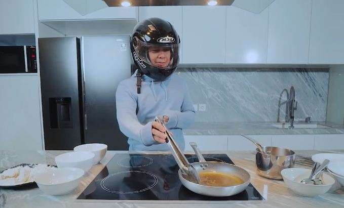 9 Aksi Kocak Artis Masak Pakai Helm, Amanda Manopo Ngakak!