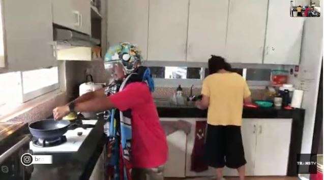 9 Aksi Kocak Artis Masak Pakai Helm, Amanda Manopo Ngakak!