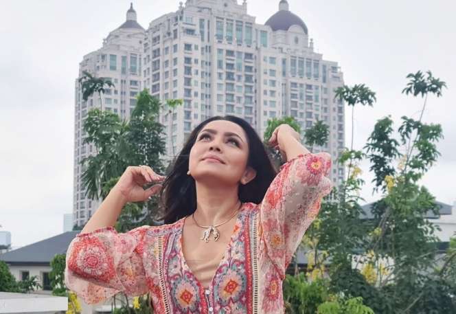 9 Potret Mayangsari Tetap Awet Muda di Usia 50 Tahun