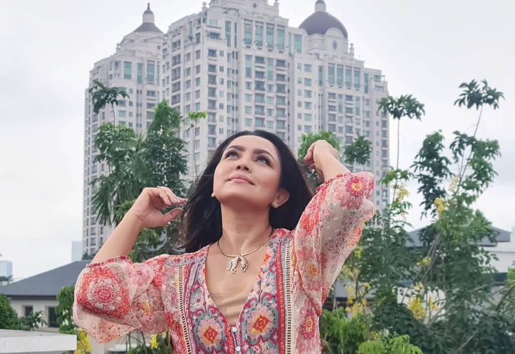 9 Potret Mayangsari Tetap Awet Muda di Usia 50 Tahun