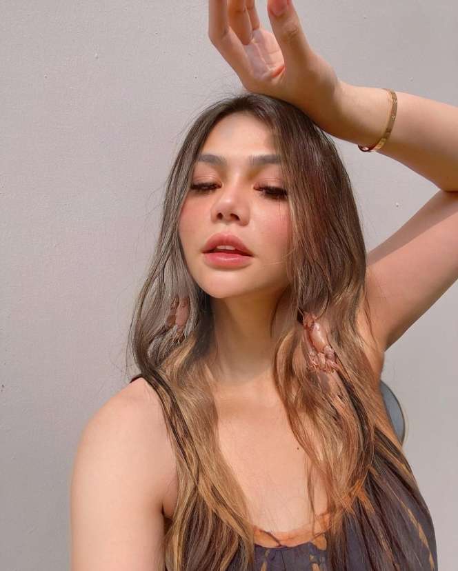 8 Potret Terbaru DJ Katty Butterfly, Pipi Tirus Dagu Lancip!