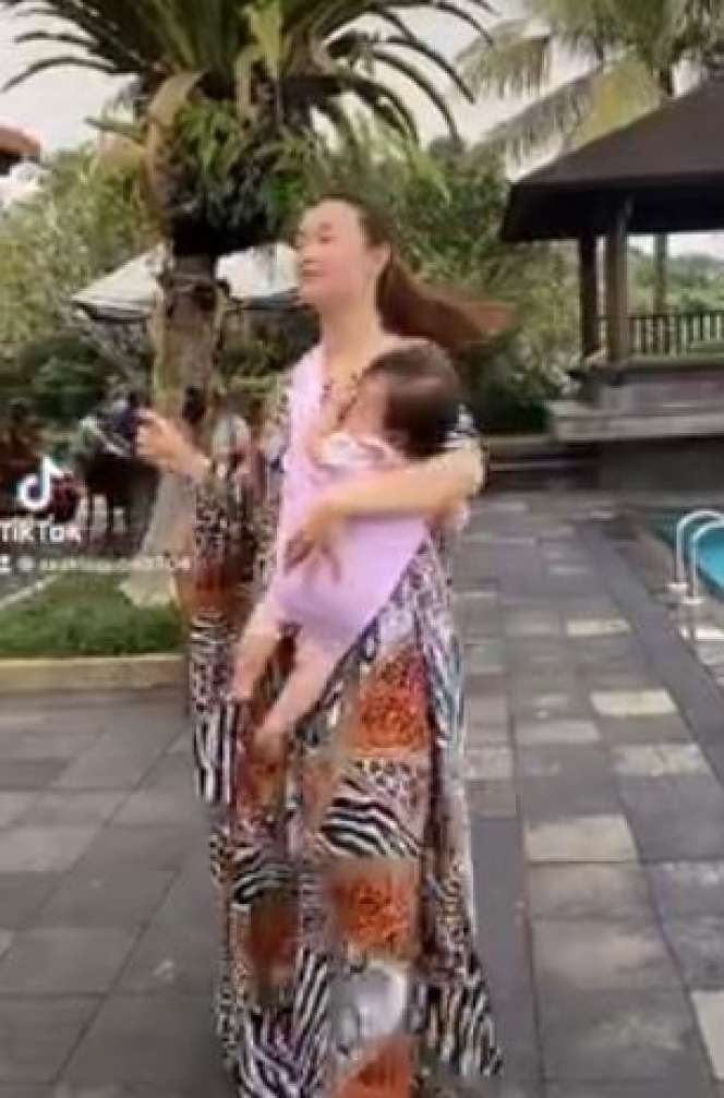 Zaskia Gotik Asik Joget Sambil Gendong Anak, Netizen khawatir!