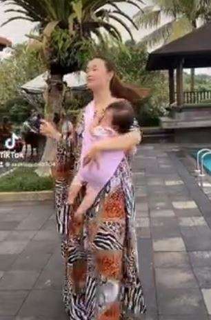 Zaskia Gotik Asik Joget Sambil Gendong Anak, Netizen khawatir!