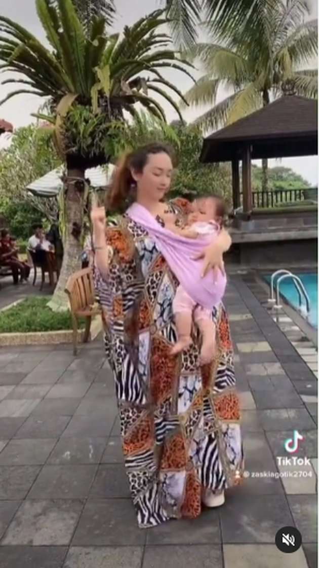 Zaskia Gotik Asik Joget Sambil Gendong Anak, Netizen khawatir!