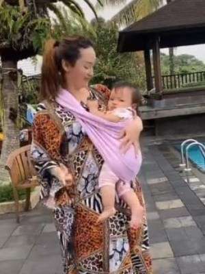 Zaskia Gotik Asik Joget Sambil Gendong Anak, Netizen khawatir!