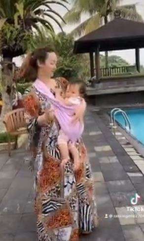 Zaskia Gotik Asik Joget Sambil Gendong Anak, Netizen khawatir!