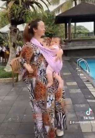 Zaskia Gotik Asik Joget Sambil Gendong Anak, Netizen khawatir!