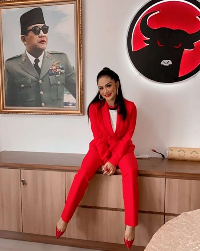 Gaji Ratusan Juta, 5 Gaya Glamour Krisdayanti Saat Ngantor