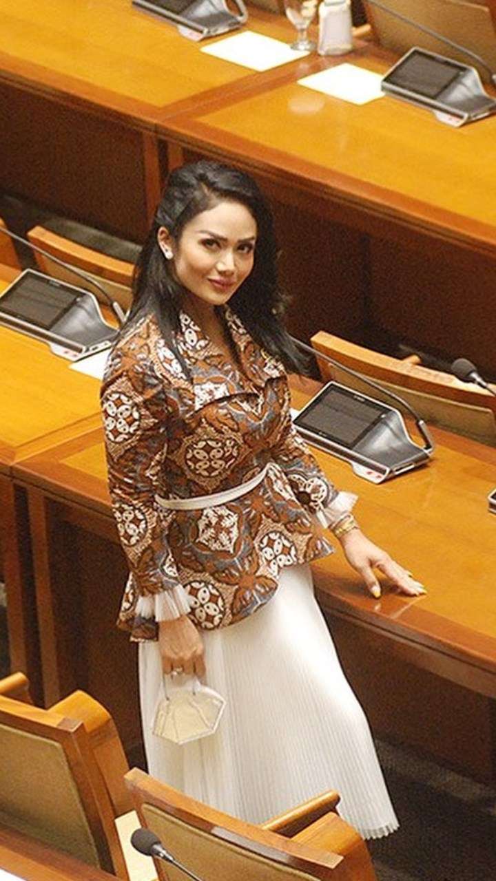 Gaji Ratusan Juta, 5 Gaya Glamour Krisdayanti Saat Ngantor