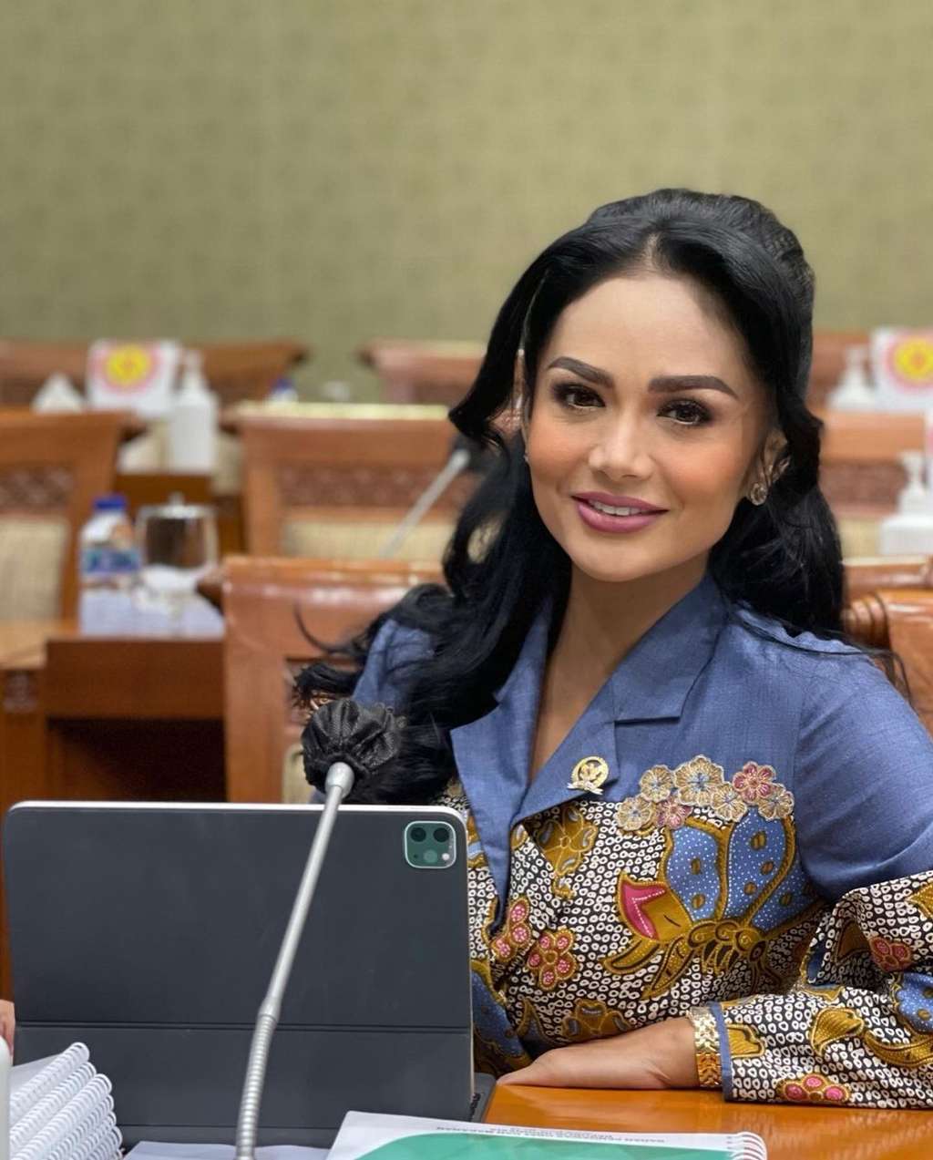 Gaji Ratusan Juta, 5 Gaya Glamour Krisdayanti Saat Ngantor