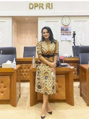 Gaji Ratusan Juta, 5 Gaya Glamour Krisdayanti Saat Ngantor
