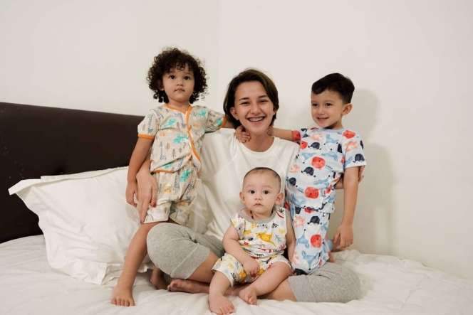 9 Potret Dahlia Poland Tanpa Makeup, Fokus Urus 3 Anak