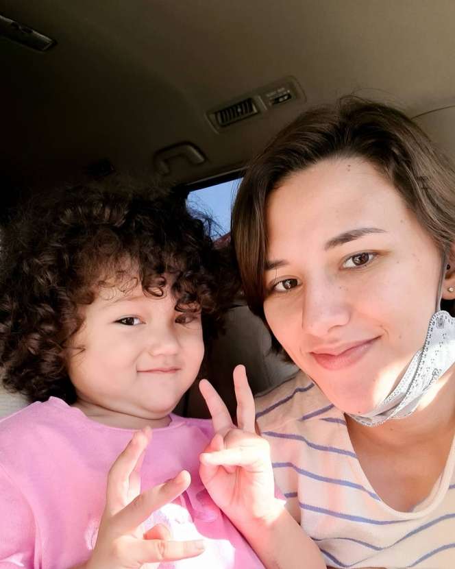 9 Potret Dahlia Poland Tanpa Makeup, Fokus Urus 3 Anak