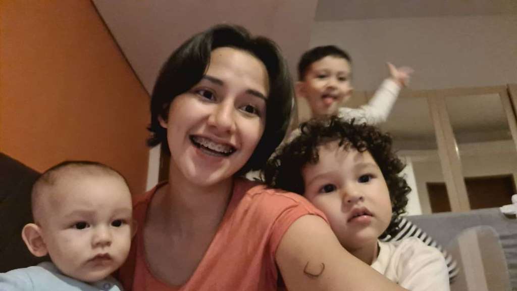 9 Potret Dahlia Poland Tanpa Makeup, Fokus Urus 3 Anak