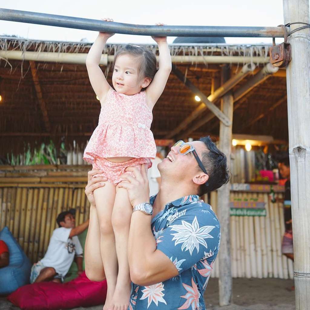 10 Potret Samuel Zylgwyn Momong Anak, Sosok Papa Siaga Banget