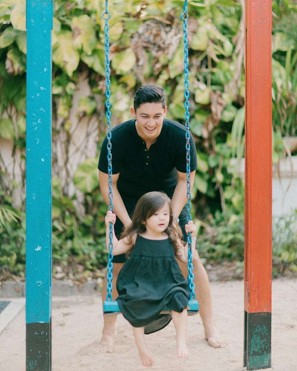 10 Potret Samuel Zylgwyn Momong Anak, Sosok Papa Siaga Banget