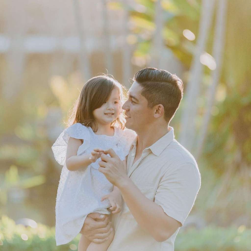 10 Potret Samuel Zylgwyn Momong Anak, Sosok Papa Siaga Banget