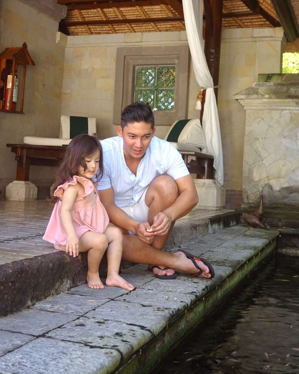10 Potret Samuel Zylgwyn Momong Anak, Sosok Papa Siaga Banget