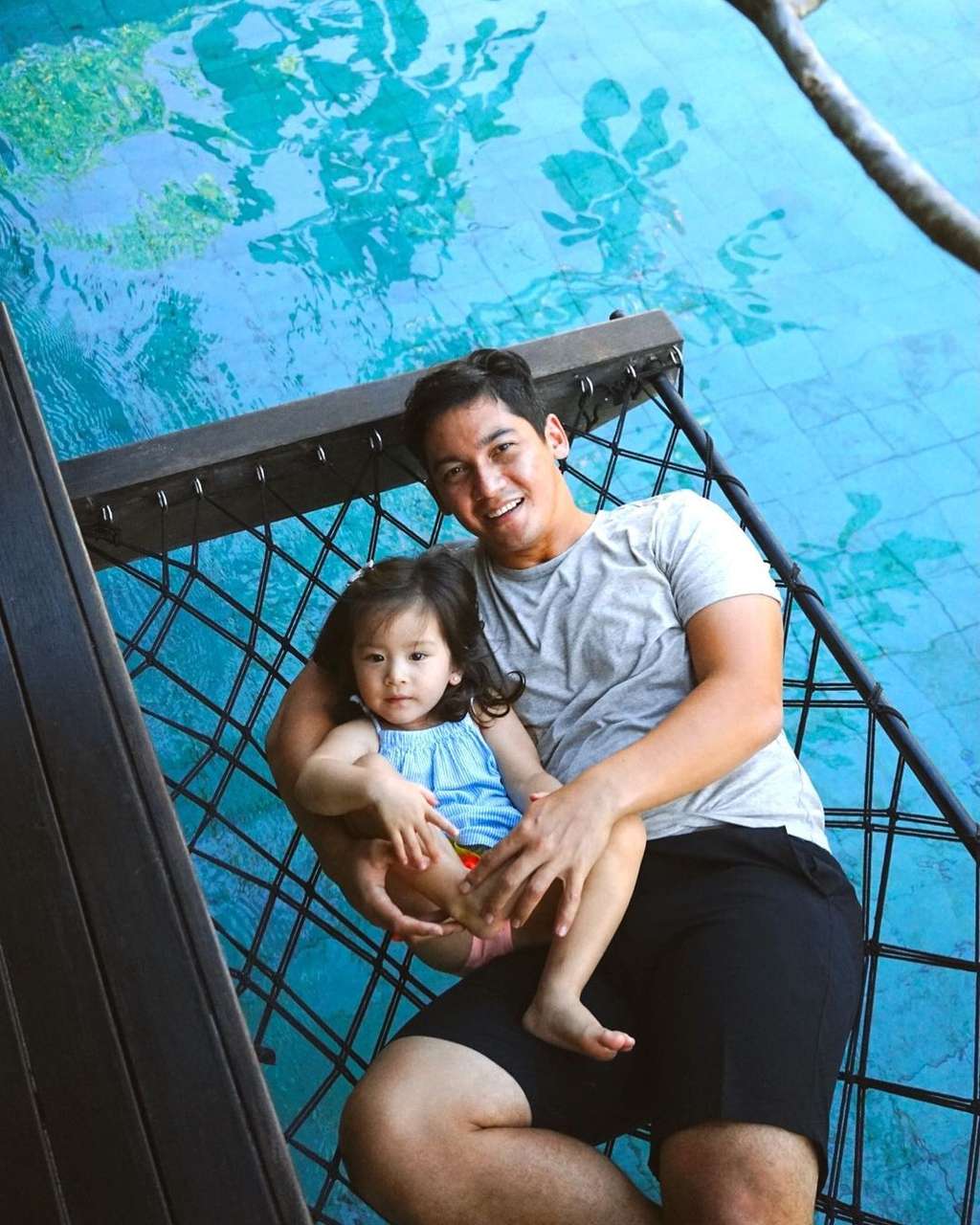 10 Potret Samuel Zylgwyn Momong Anak, Sosok Papa Siaga Banget