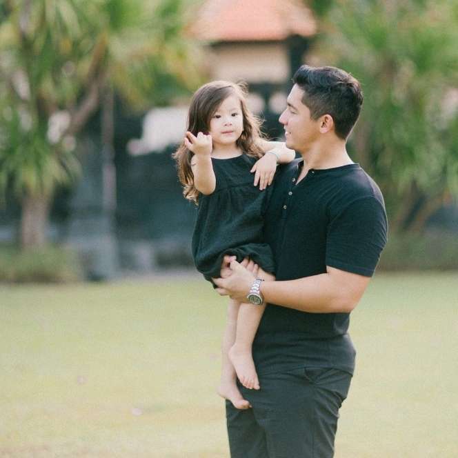 10 Potret Samuel Zylgwyn Momong Anak, Sosok Papa Siaga Banget
