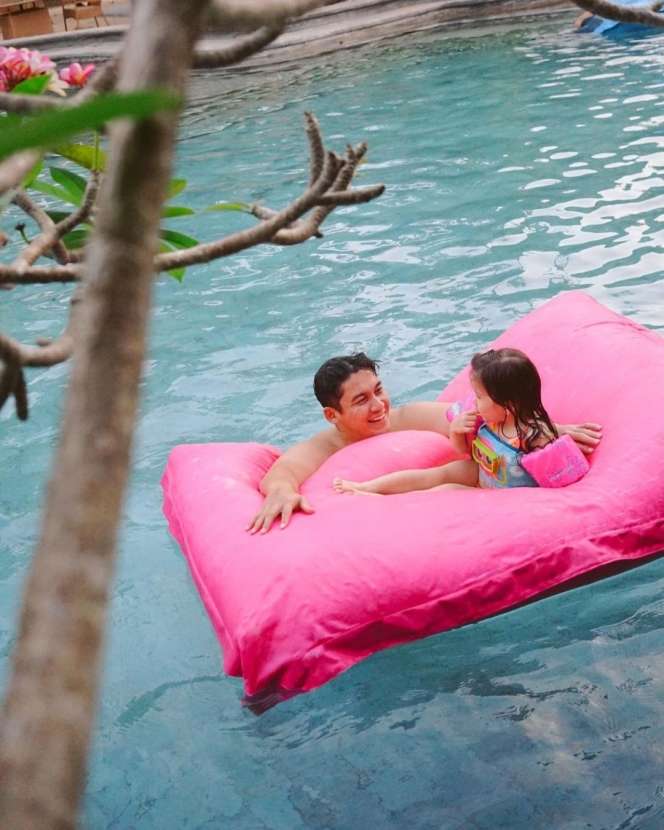 10 Potret Samuel Zylgwyn Momong Anak, Sosok Papa Siaga Banget
