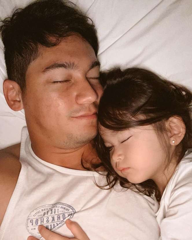 10 Potret Samuel Zylgwyn Momong Anak, Sosok Papa Siaga Banget